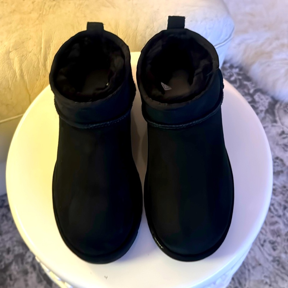 UGG Ultra Short Black Size 8